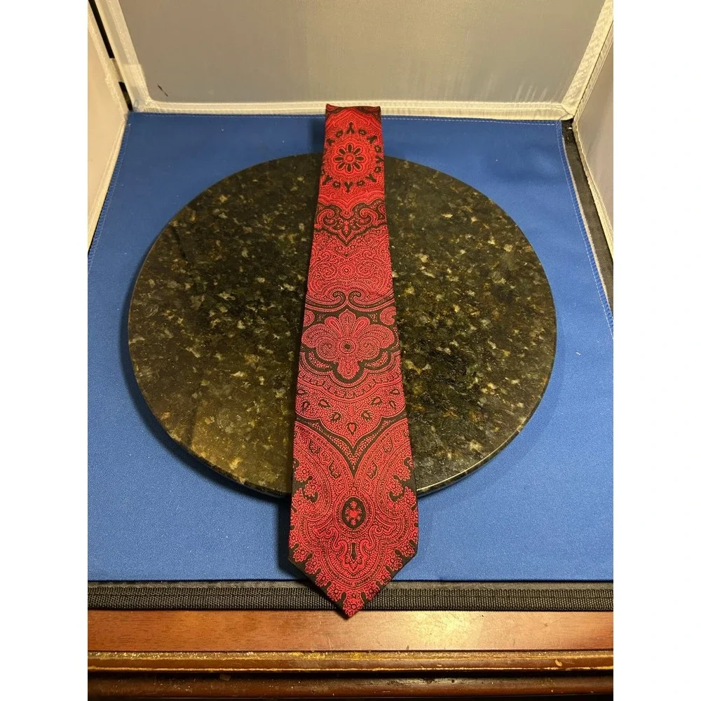 Broadstairs by Damon Men's Tie Red Black Paisley‎ Silk Classic Length